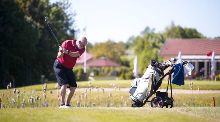 Der Ball fliegt wieder