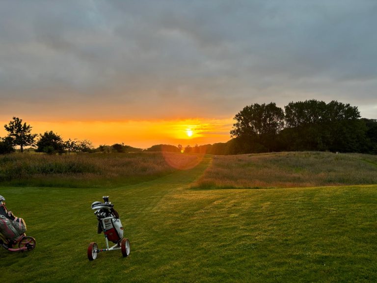 Golf-Club an der Schlei feiert Sonnenwendturnier mit Kanonenstart 