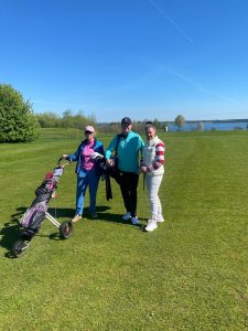 Montagsgolfer starten mit starkem Teilnehmerfeld und spannender Entscheidung in die neue Saison