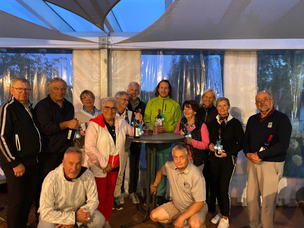 Herren laden die Damen ein